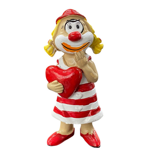 Bunte Dekofigur Clown von Die Schmitzens Clowns: Clown-Mädchen mit rotem Herz in Rot-Weiß, 9 cm groß, vor weißem Hintergrund