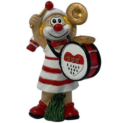 Mini Schmitzens Clown mit Trommel und Tamborin vor weißem Hintergrund 