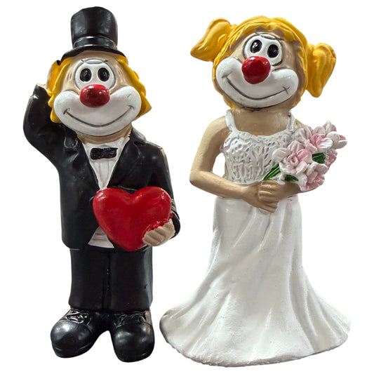 Schmitzens Deko Clown Figuren als Hochzeitspaar mit Braut im weißen Kleid und Bräutigam im schwarzen Anzug freistehend vor weißem Hintergrund