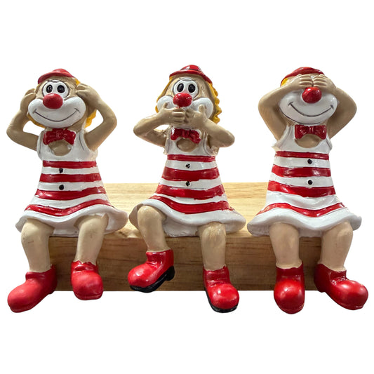 Drei Schmitzens Deko Clown Figuren in rot-weiß sitzend auf Holzleiste, Motiv nicht sehen, nicht hören, nicht sprechen