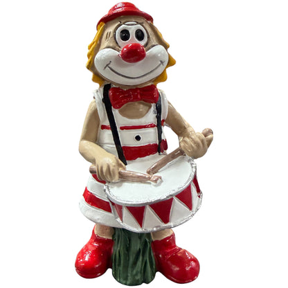 Schmitzens Deko Clown Figur mit Trommel in rot-weißer Kleidung freistehend vor weißem Hintergrund