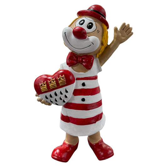 Große Clown-Dekofigur mit roter Nase in rot-weißem Outfit, ca. 20 cm groß, stehend dargestellt und ein Herz mit kölschem Stadtwappen haltend, vor weißem Hintergrund.