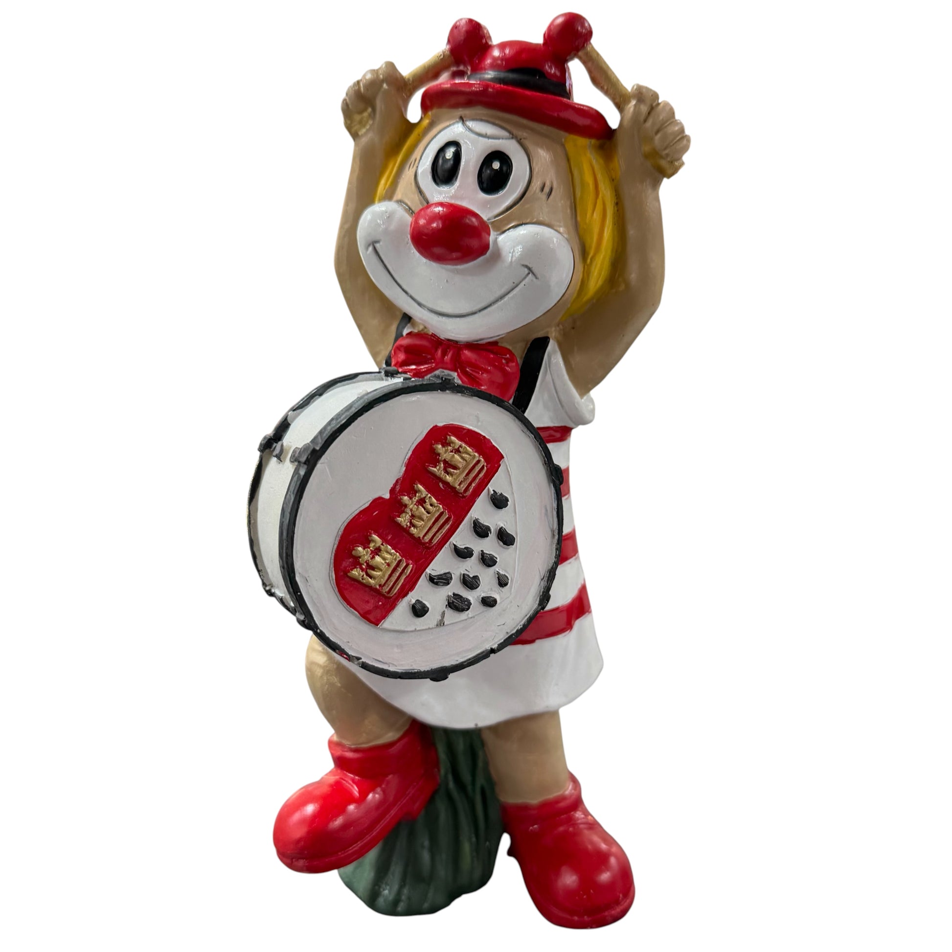 Große Clown-Dekofigur mit roter Nase in rot-weißem Outfit, ca. 20 cm groß, stehend dargestellt und eine Trommel mit kölschem Herzmotiv haltend, vor weißem Hintergrund.