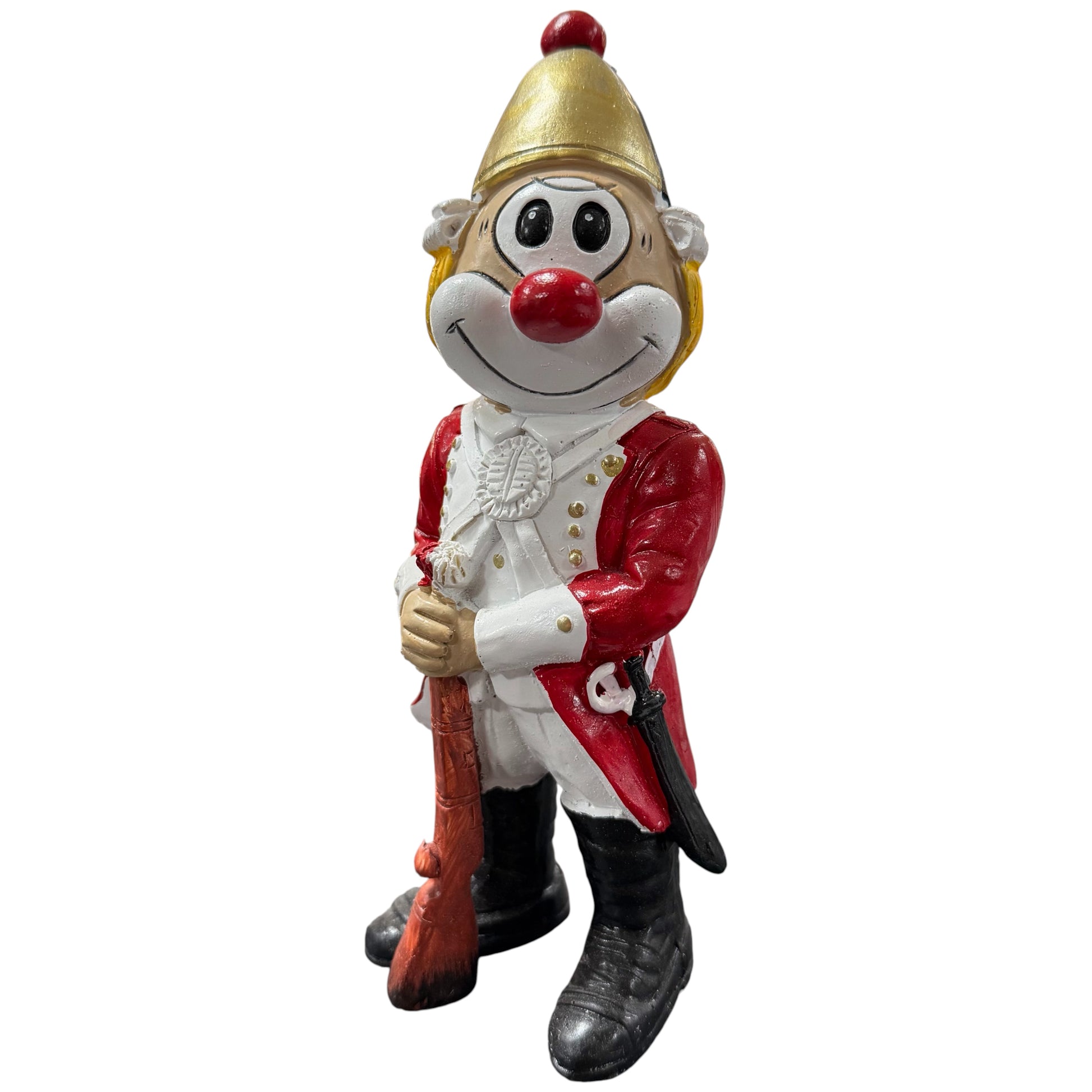 Große Clown-Dekofigur mit roter Nase in rot-weißer Fußkorps-Uniform und goldfarbenem Helm, ca. 20 cm groß, stehend dargestellt und ein Gewehr haltend, vor weißem Hintergrund.