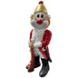 Große Clown-Dekofigur mit roter Nase in rot-weißer Fußkorps-Uniform und goldfarbenem Helm, ca. 20 cm groß, stehend dargestellt und ein Gewehr haltend, vor weißem Hintergrund.