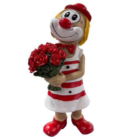 Große Clown-Dekofigur mit roter Nase in rot-weißem Outfit, ca. 20 cm groß, stehend dargestellt und einen Strauß roter Rosen haltend, vor weißem Hintergrund.