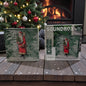 Eine weihnachtliche Soundbox mit Weihnachtsmann-Motiv steht neben ihrer Verpackung auf einem Holztisch vor Kamin und Weihnachtsbaum.