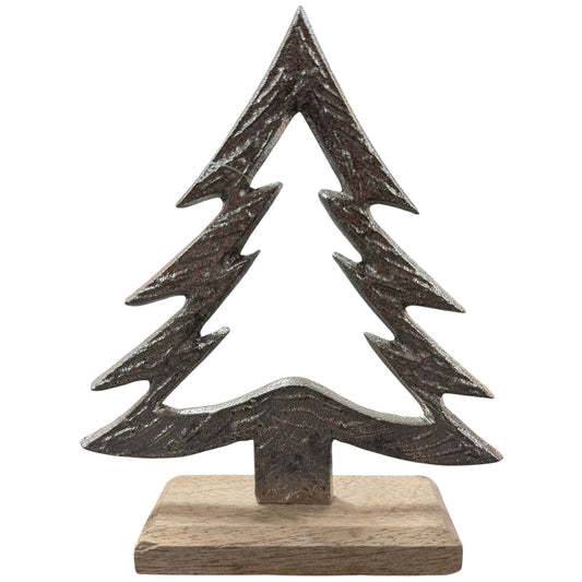 Ein stilisierter Tannenbaum aus dunklem Material steht auf einem rechteckigen Holzsockel vor weißem Hintergrund.