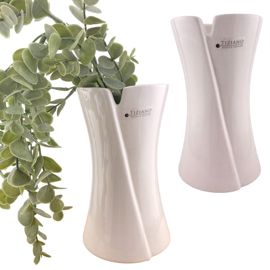 Eine Tulpen Blumenvase aus creme-weißer Keramik im schlichten Design ist vor weißem Hintergrund platziert.