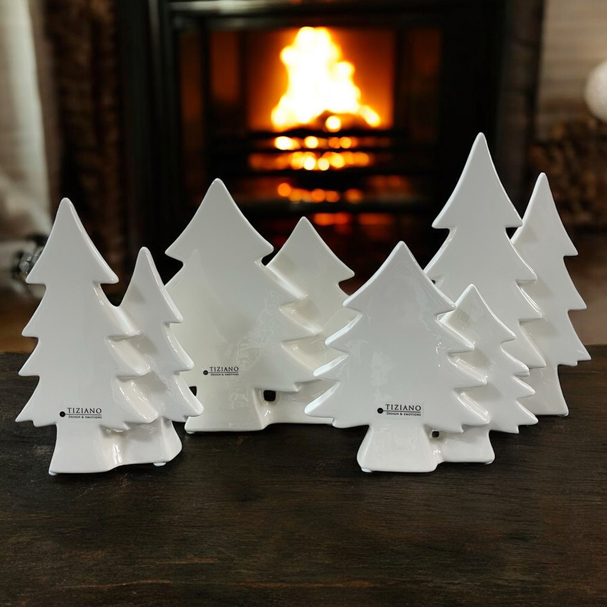 Mehrere creme-weiße Keramik Doppel-Tannenbäume in verschiedenen Größen von Tiziano im Ambiente