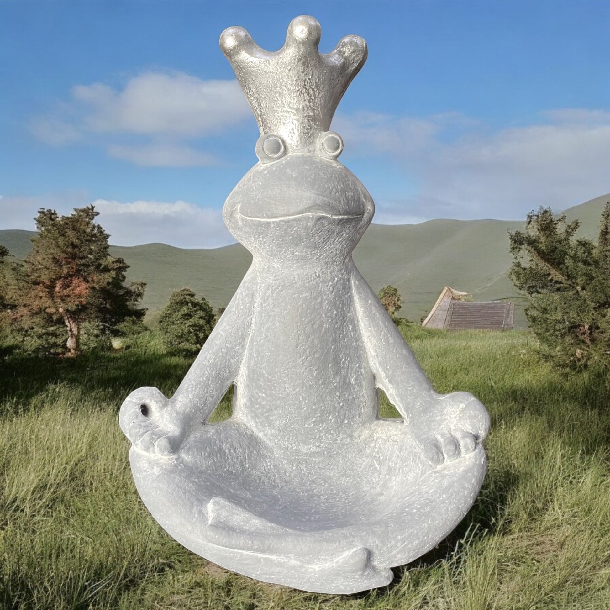 Eine große Deko Frosch Tiziano Figur aus Resin, in Yoga-Pose mit silberner Krone für den Außebnereich im Ambiente