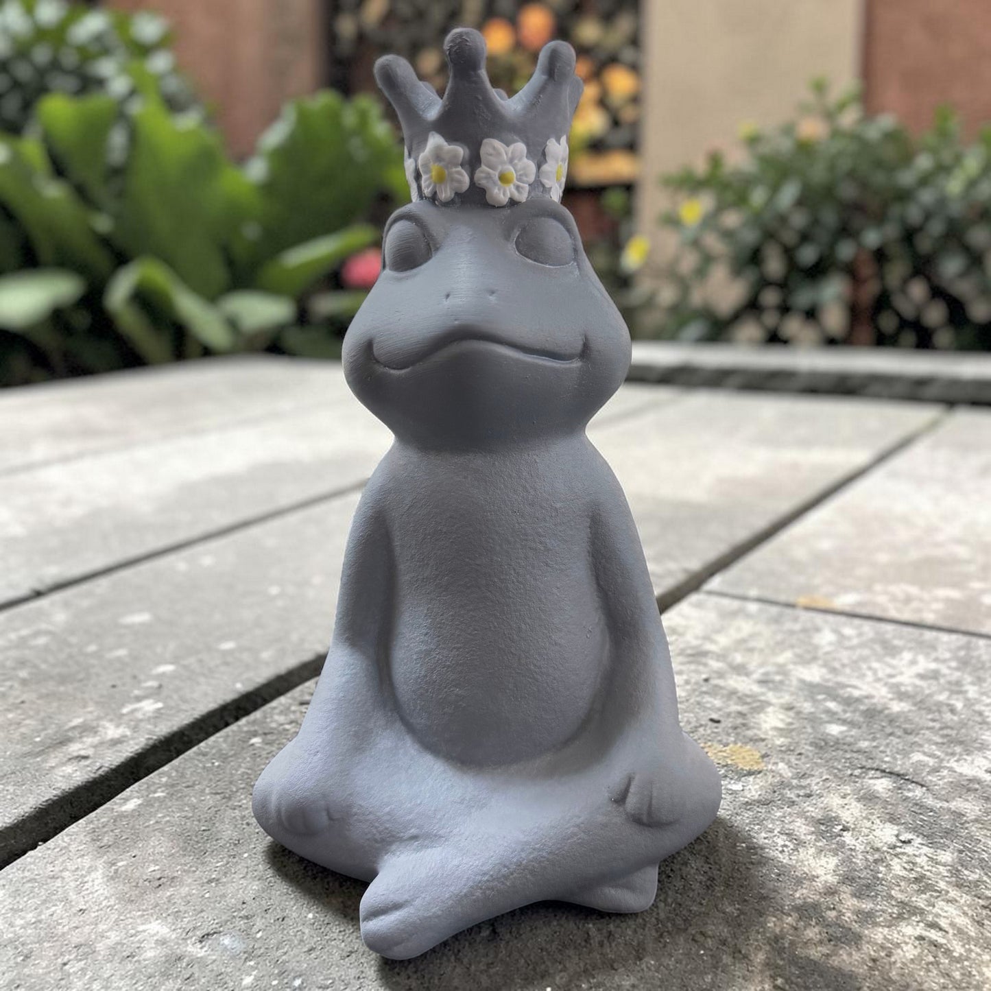 Dekorativer grauer Frosch mit Blumenkrone aus Resin als stilvolle Frühlings- und Gartendeko.