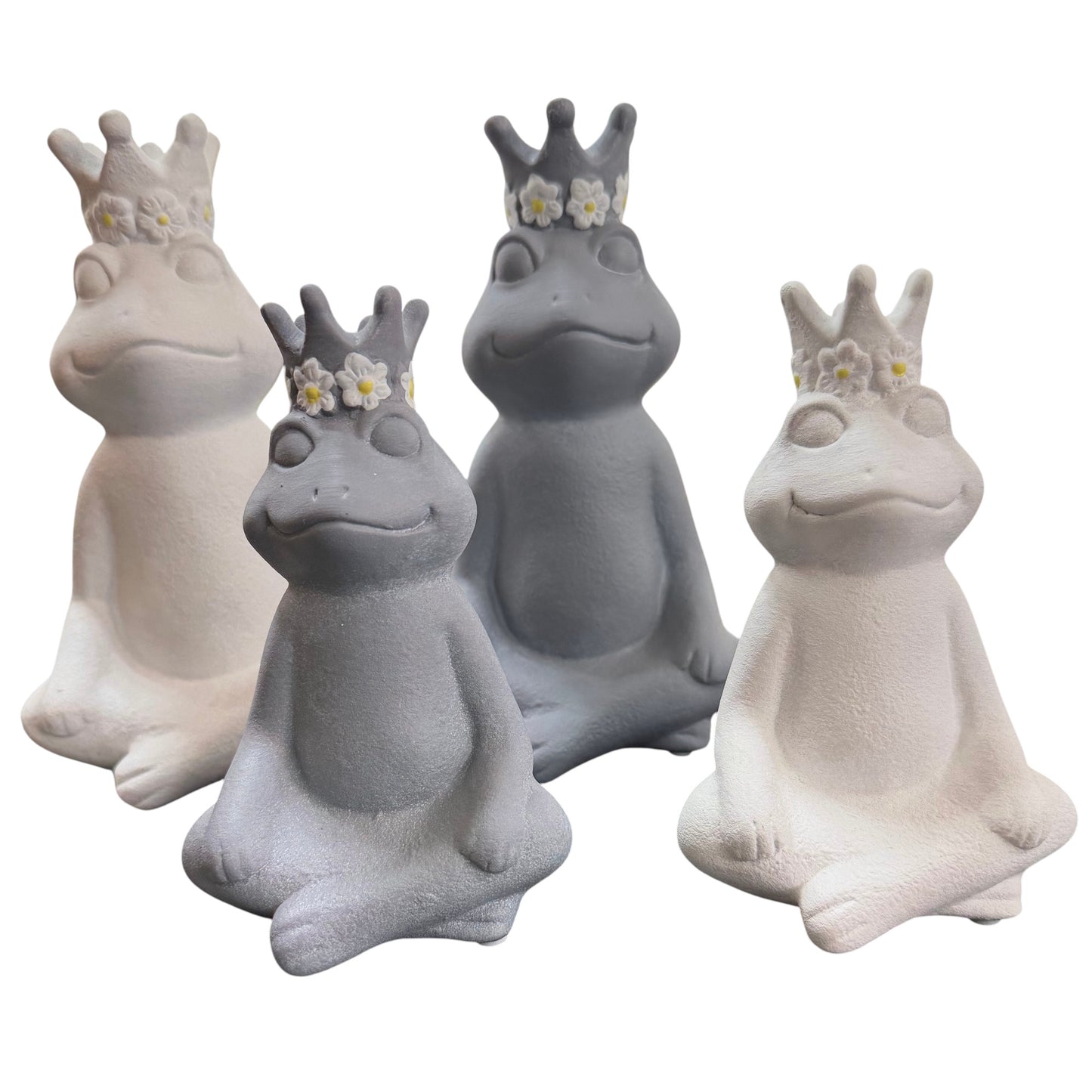 Vier sitzende Deko-Frösche in Weiß und Grau mit Kronen und Blumenkranz aus Resin in verschiedenen Größen.