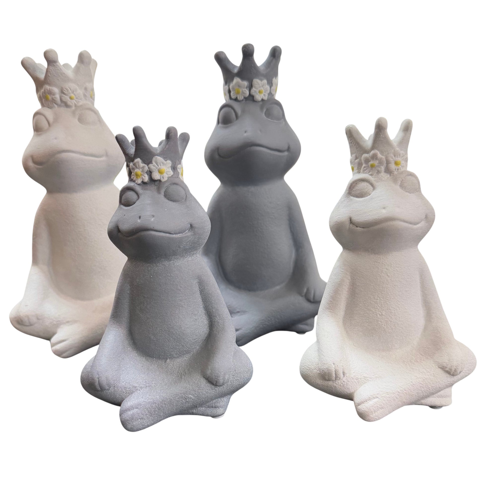Vier sitzende Deko-Frösche in Weiß und Grau mit Kronen und Blumenkranz aus Resin in verschiedenen Größen.
