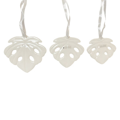 Drei creme-weiße Keramik Hänger in Blattform der Serie Tiziano Litus mit Satinband in den Größen 10 cm, 12 cm und 14 cm