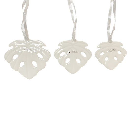 Drei creme-weiße Keramik Hänger in Blattform der Serie Tiziano Litus mit Satinband in den Größen 10 cm, 12 cm und 14 cm