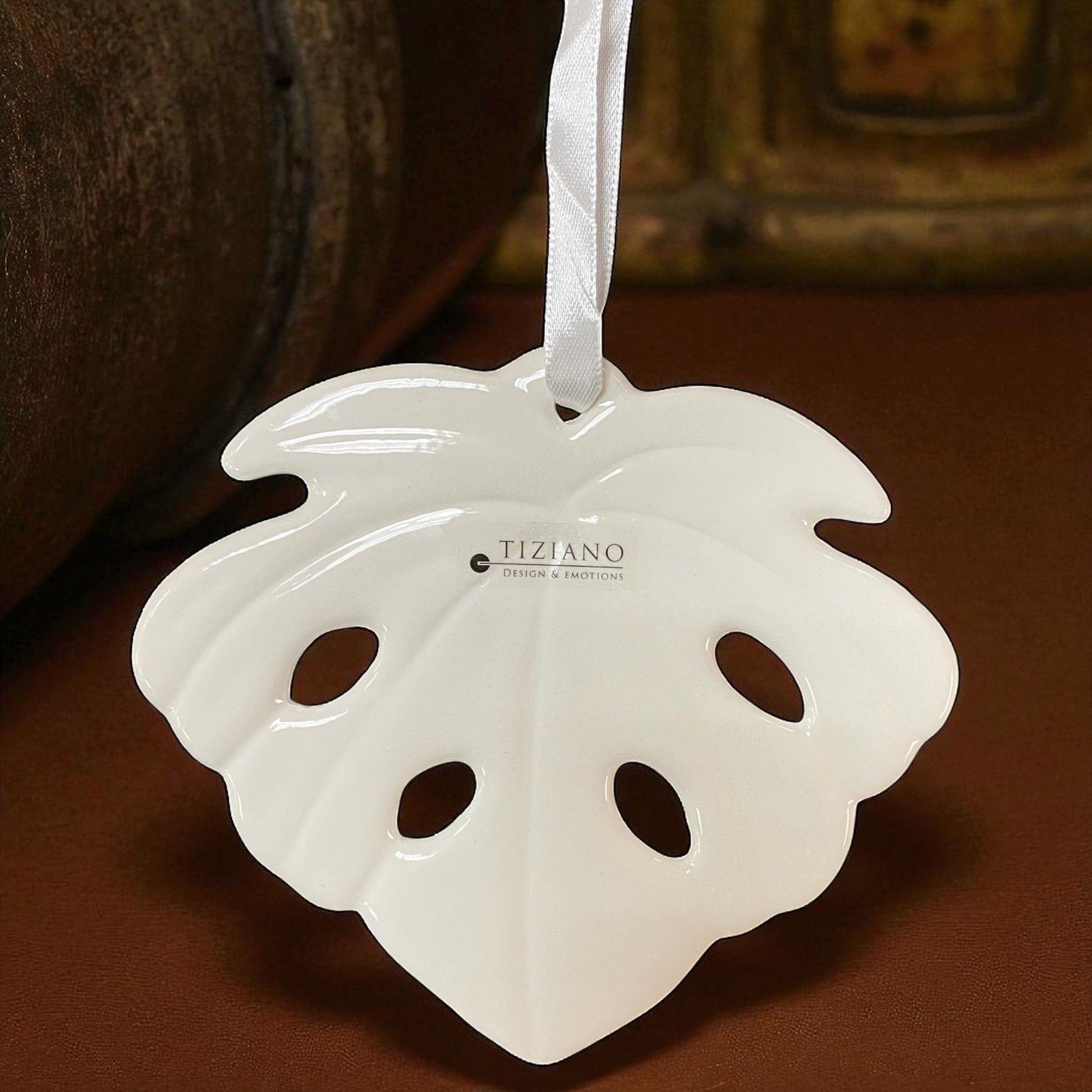 Großer creme-weißer Keramik Hänger in Blattform der Serie Tiziano Litus mit Satinband im Ambiente