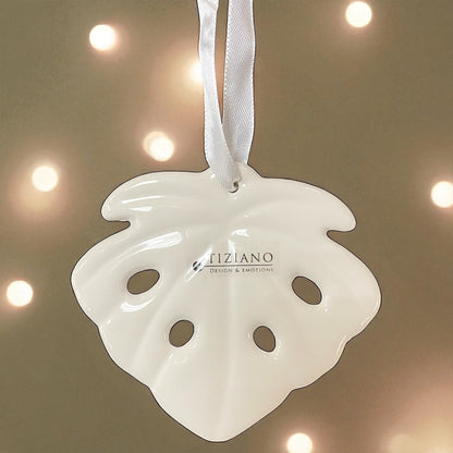 Kleiner creme-weißer Keramik Hänger in Blattform der Serie Tiziano Litus mit Satinband im Ambiente