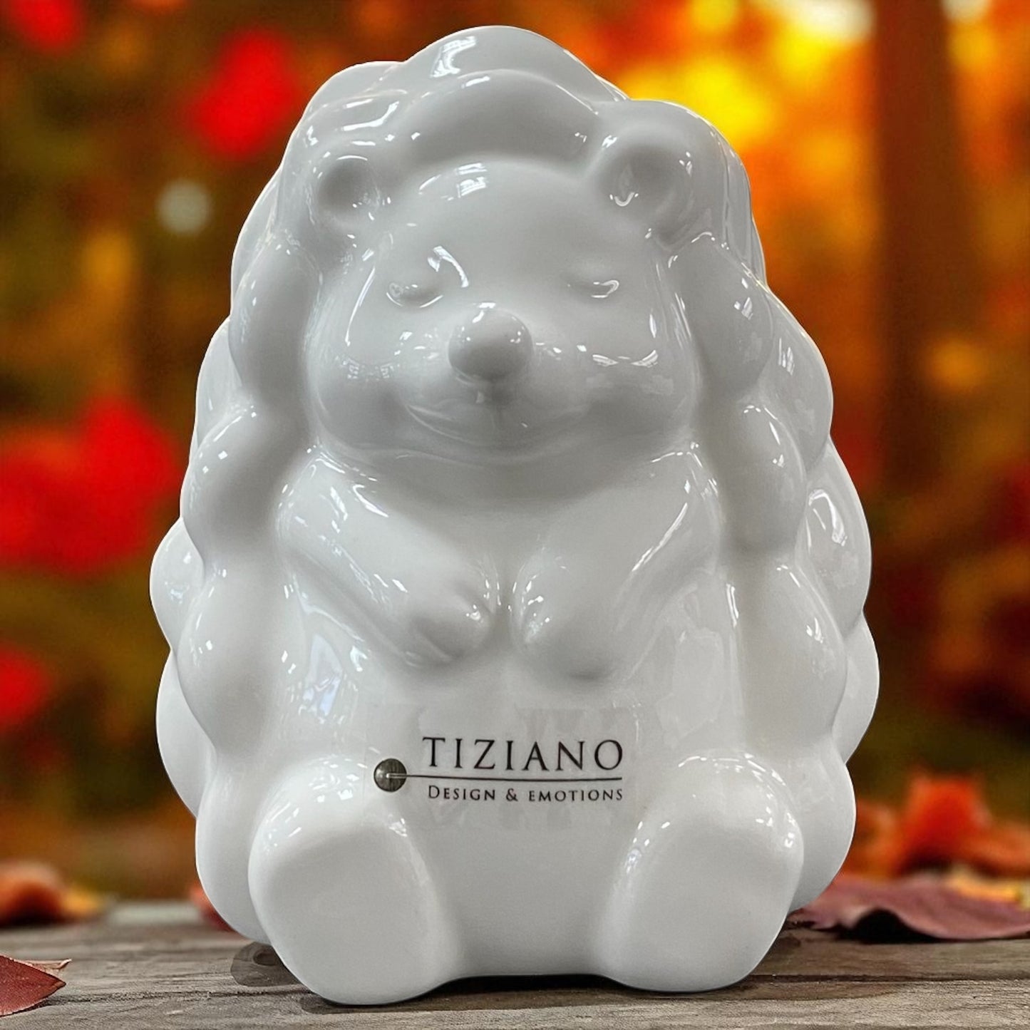 Ein creme-weißer Tiziano Igel Max aus Keramik, sitzend im Ambiente