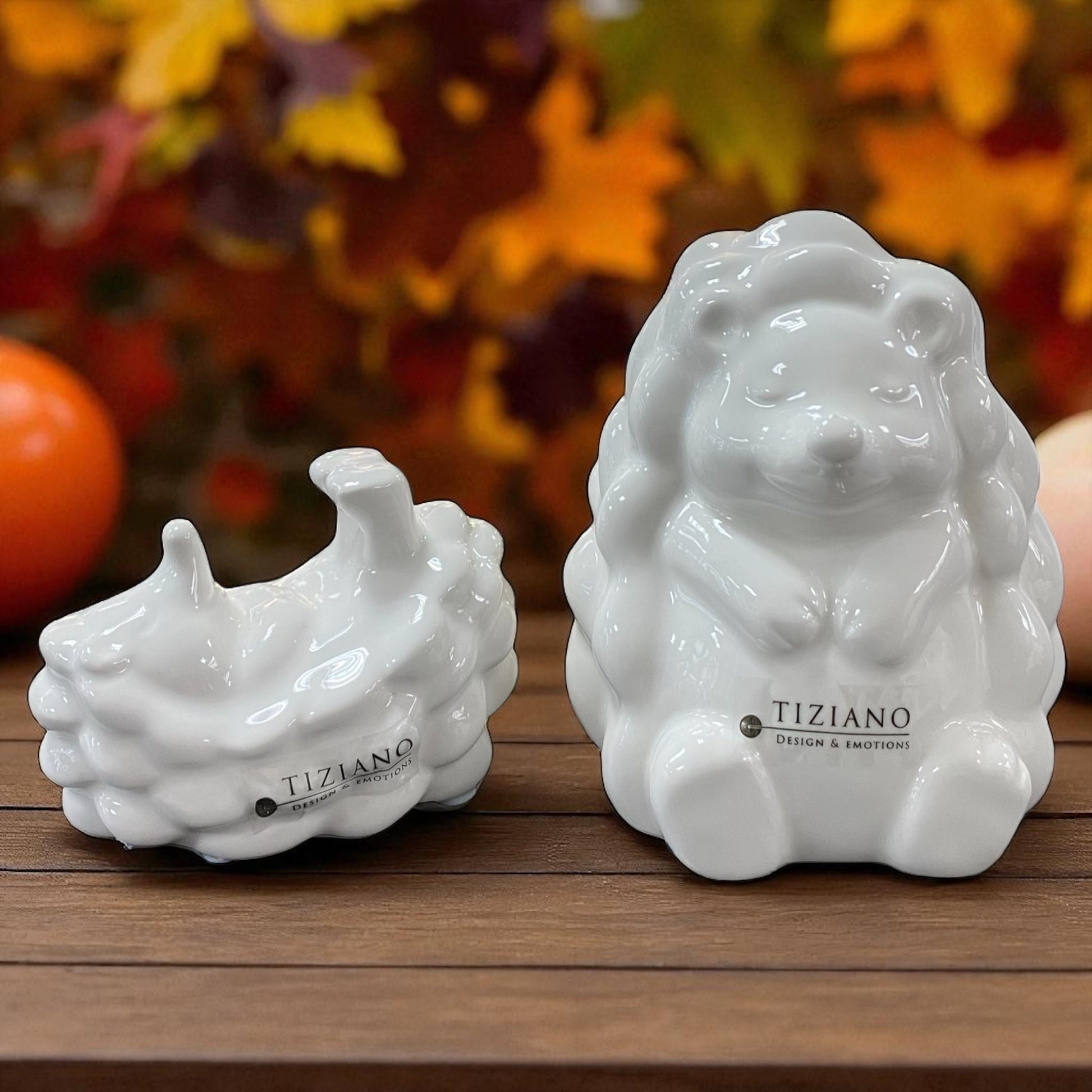 Zwei creme-weiße Tiziano Igel Max Figuren aus Keramik, liegend und sitzend im Ambiente