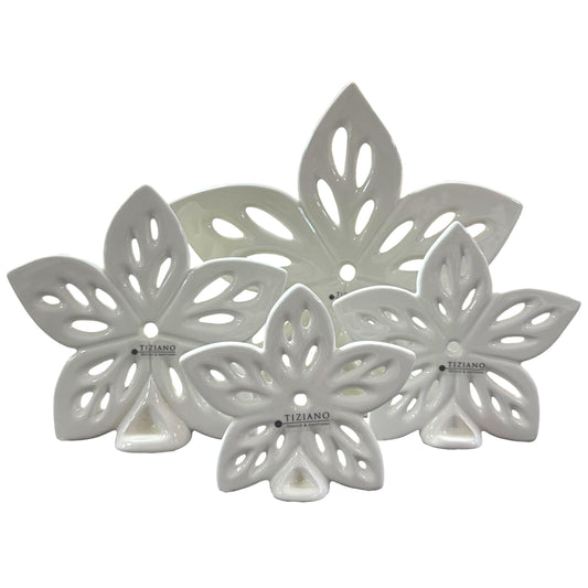 Auf dem Bild sind mehrere weiße Keramikblumen in unterschiedlichen Größen gruppiert dargestellt, freigestellt vor weißem Hintergrund.