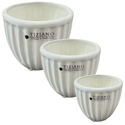 Drei cremefarbene Keramik-Blumentöpfe mit vertikaler Rillenstruktur und TIZIANO-Logo sind in unterschiedlichen Größen vor weißem Hintergrund abgebildet.