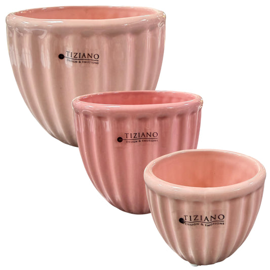 Drei rosa Keramik-Blumentöpfe mit vertikaler Rillenstruktur und TIZIANO-Logo sind in unterschiedlichen Größen vor weißem Hintergrund abgebildet.