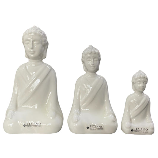 Drei creme-weiße Deko Buddha Figuren von Tiziano aus Keramik in 11 cm, 16 cm und 19 cm Höhe vor weißem Hintergrund