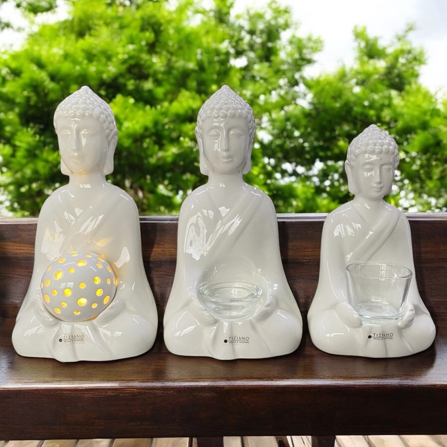 Drei creme-weiße Deko Buddha Figuren von Tiziano aus Keramik mit Glaseinsatz oder LED-Beleuchtung im Ambiente