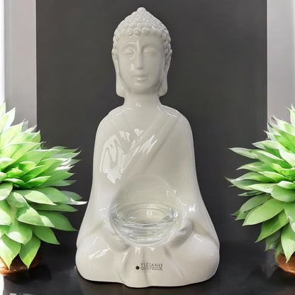 Eine creme-weiße Deko Buddha Figur von Tiziano aus creme-weißer Keramik mit Glaseinsatz Trixy als Teelichthalter im Ambiente