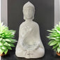Eine creme-weiße Deko Buddha Figur von Tiziano aus creme-weißer Keramik mit Glaseinsatz Trixy als Teelichthalter im Ambiente