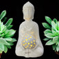 Eine creme-weiße Deko Buddha Figur von Tiziano aus creme-weißer Keramik mit beleuchteter Kugel Padova im Ambiente