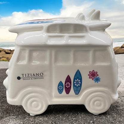 Ein Tiziano Keramik Deko Bus mit Surfbrettern auf dem Dach und maritimen Motiven in blau & lila im Ambiente