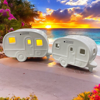 Zwei Tiziano Deko Figur Caravan Wohnmobil Dekoration aus creme-weißer mit LED und Timer-Funktion im Ambiente