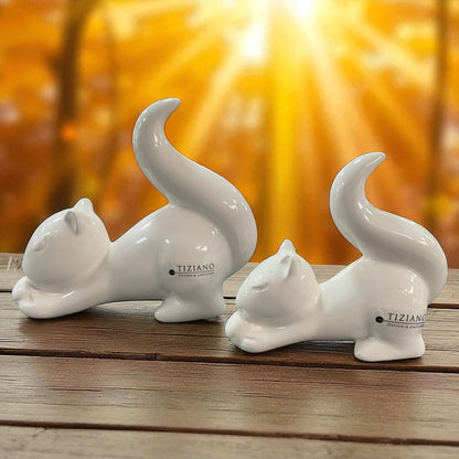 Zwei Tiziano Keramik Eichhörnchen Silvino creme-weiß mit hochgestelltem Schwanz im Ambiente