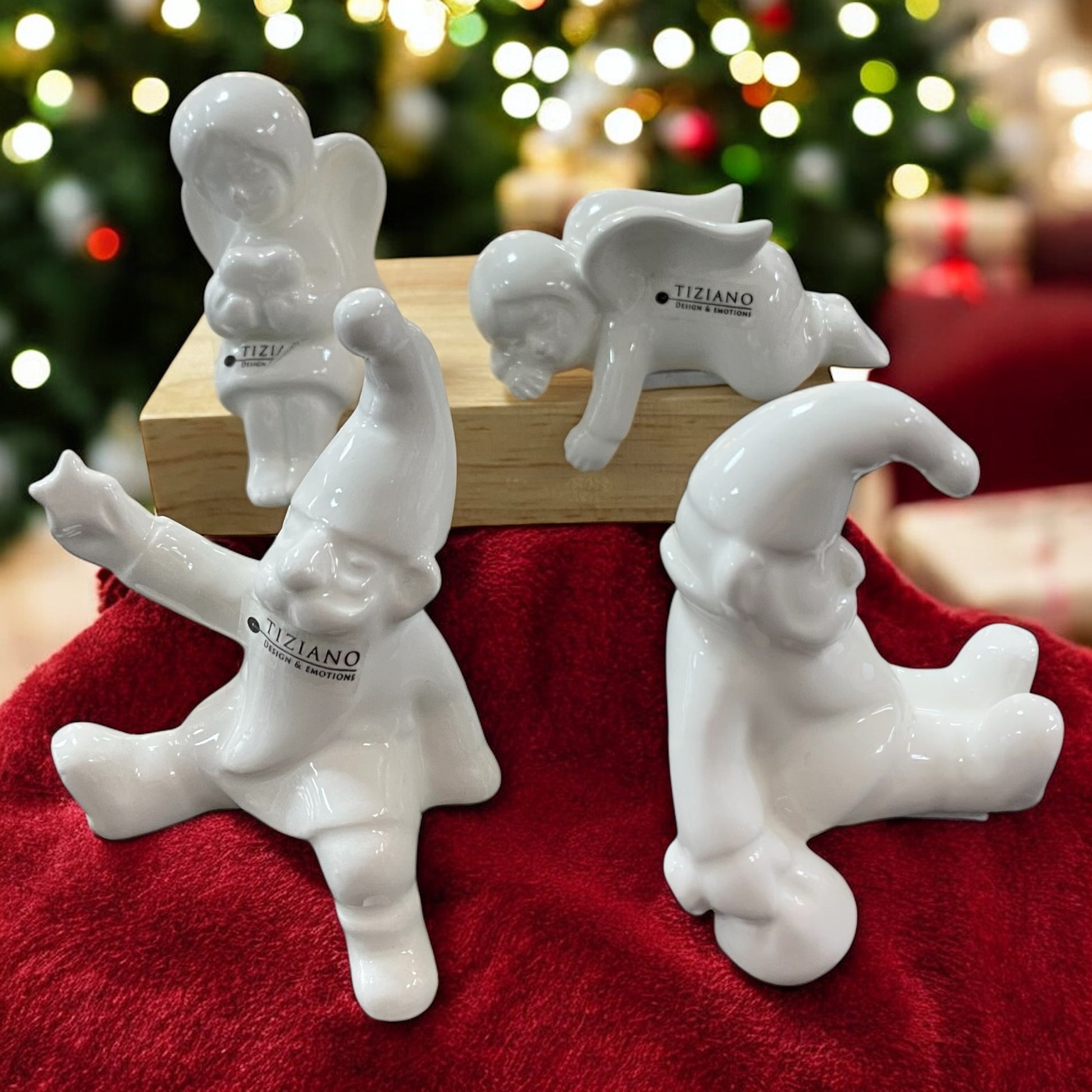 Tiziano weiße Keramikfiguren Engel und Wichtel als Kantensitzer, dekorativ arrangiert im weihnachtlichen Ambiente.