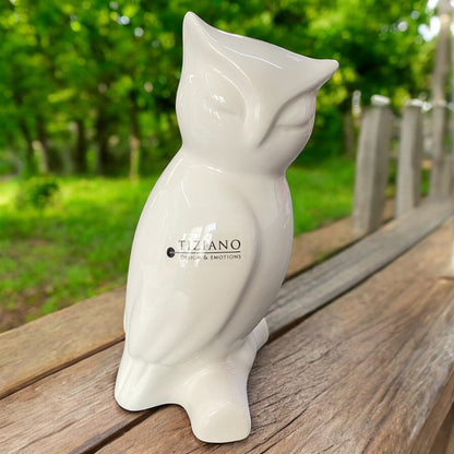 Kleine moderne creme-weiße Keramik Eule von Tiziano Bruneta im Ambiente