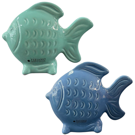 Zwei Keramik-Fische in Türkis und Blau werden freigestellt vor weißem Hintergrund dargestellt.