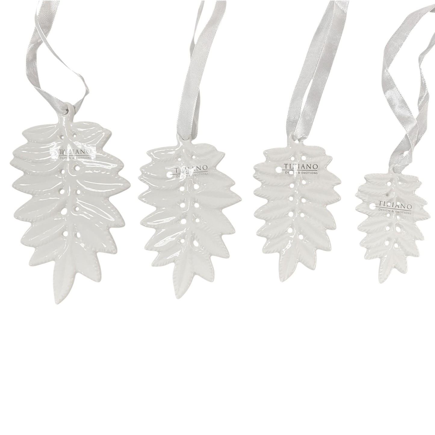 Unterschiedlich große Blatt-Anhänger aus Keramik in glänzendem Weiß, jeweils mit Tiziano Logo und Satinband zum Aufhängen