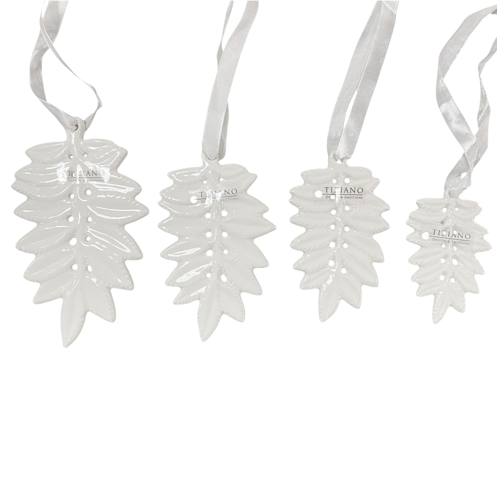 Unterschiedlich große Blatt-Anhänger aus Keramik in glänzendem Weiß, jeweils mit Tiziano Logo und Satinband zum Aufhängen
