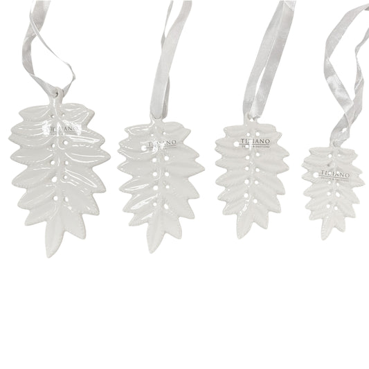 Unterschiedlich große Blatt-Anhänger aus Keramik in glänzendem Weiß, jeweils mit Tiziano Logo und Satinband zum Aufhängen