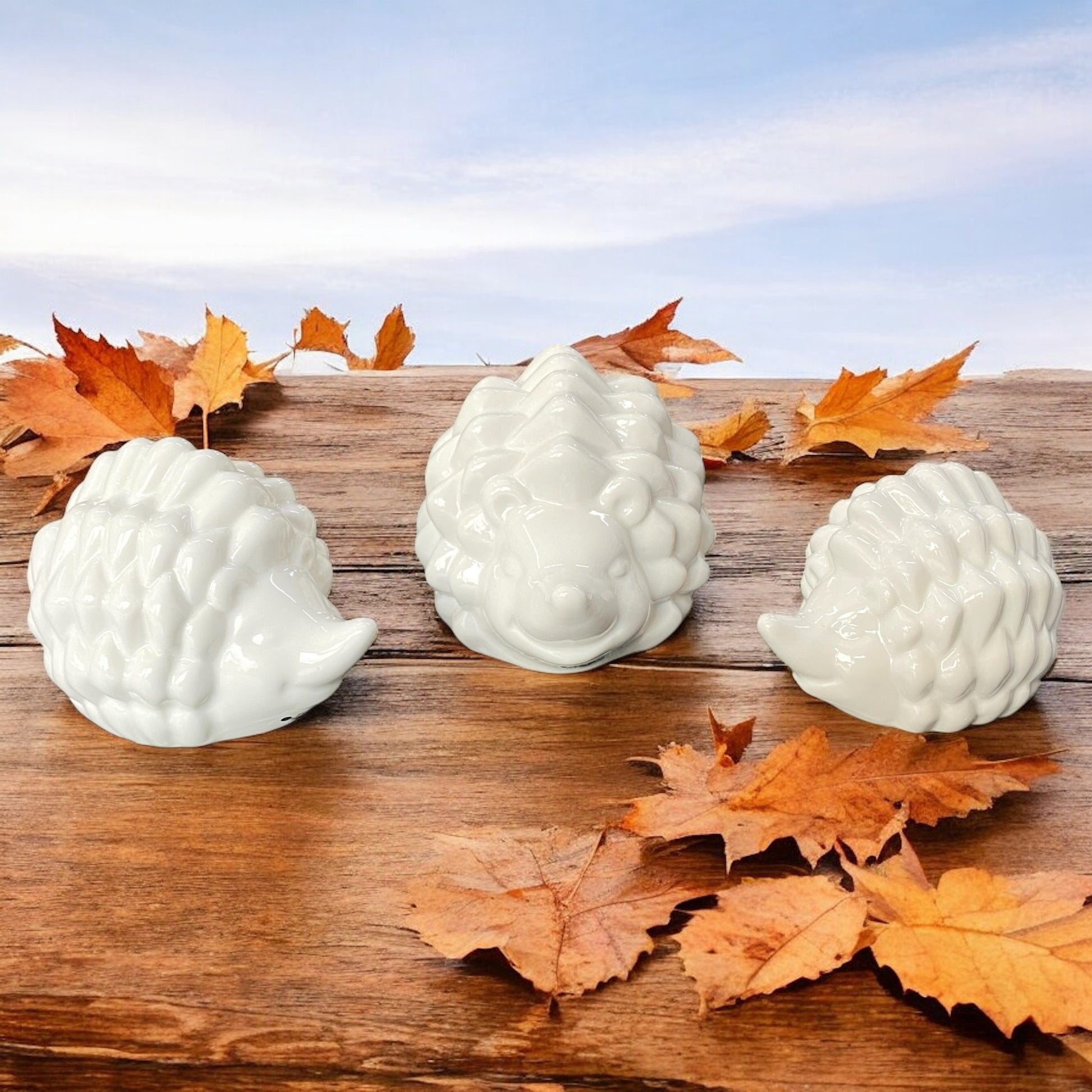 Drei weiße Igel Figuren aus Keramik von Tiziano im Ambiente