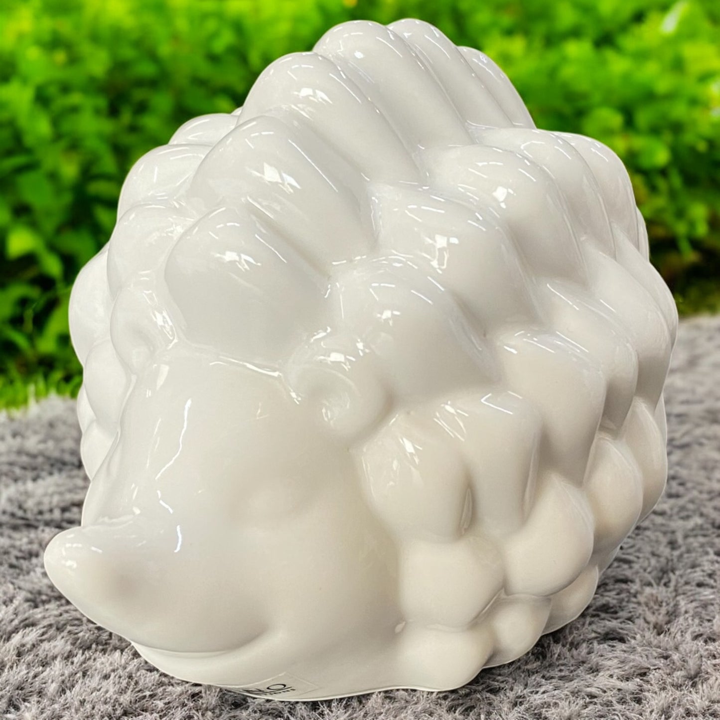 Eine creme-weißer Igel Figur aus Keramik von Tiziano im Ambiente