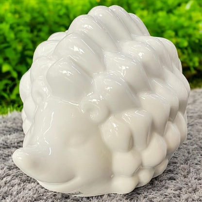 Eine creme-weißer Igel Figur aus Keramik von Tiziano im Ambiente