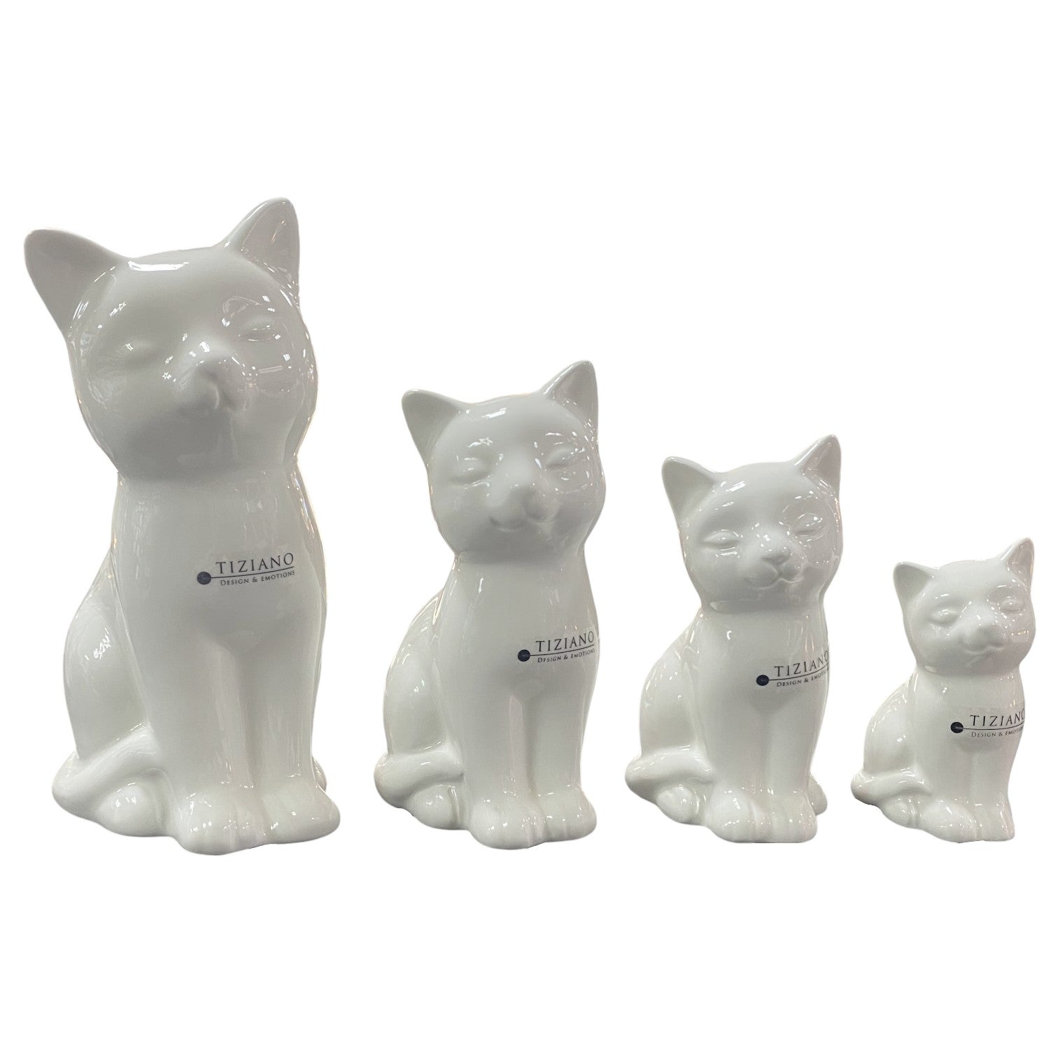 Vier weiße Keramik-Katzenfiguren verschiedener Größen sind freigestellt vor weißem Hintergrund angeordnet.