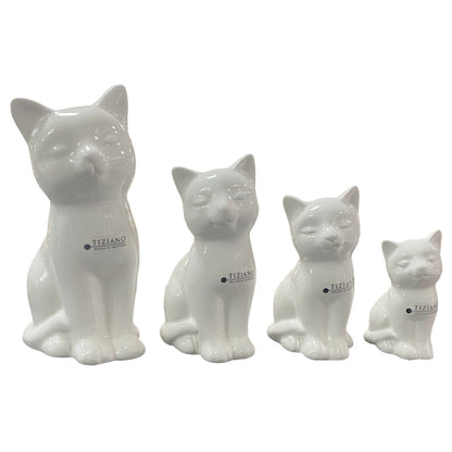 Vier weiße Keramik-Katzenfiguren verschiedener Größen sind freigestellt vor weißem Hintergrund angeordnet.