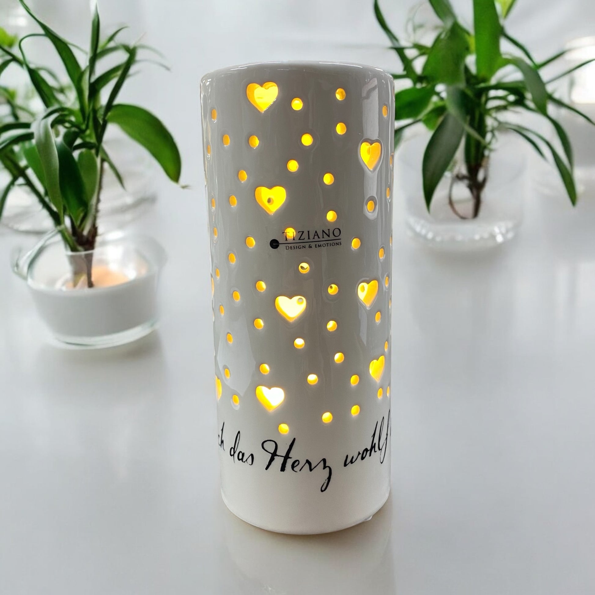 LED Lichtsäule mit der Aufschrift „Zuhause ist, wo sich das Herz wohl fühlt“ im Ambiente platziert 
