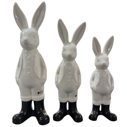 Drei weiße Keramik-Osterhasen mit schwarzen Schuhen und gespitzen Ohren von Tiziano in verschiedenen Größen
