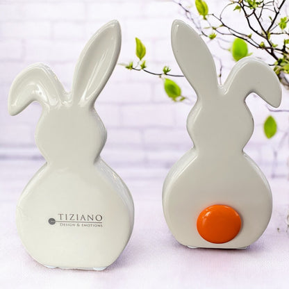 Tiziano Deko Osterhase Sandro aus  Creme-Weißer Keramik mit orangenem Stummel im Ambiente