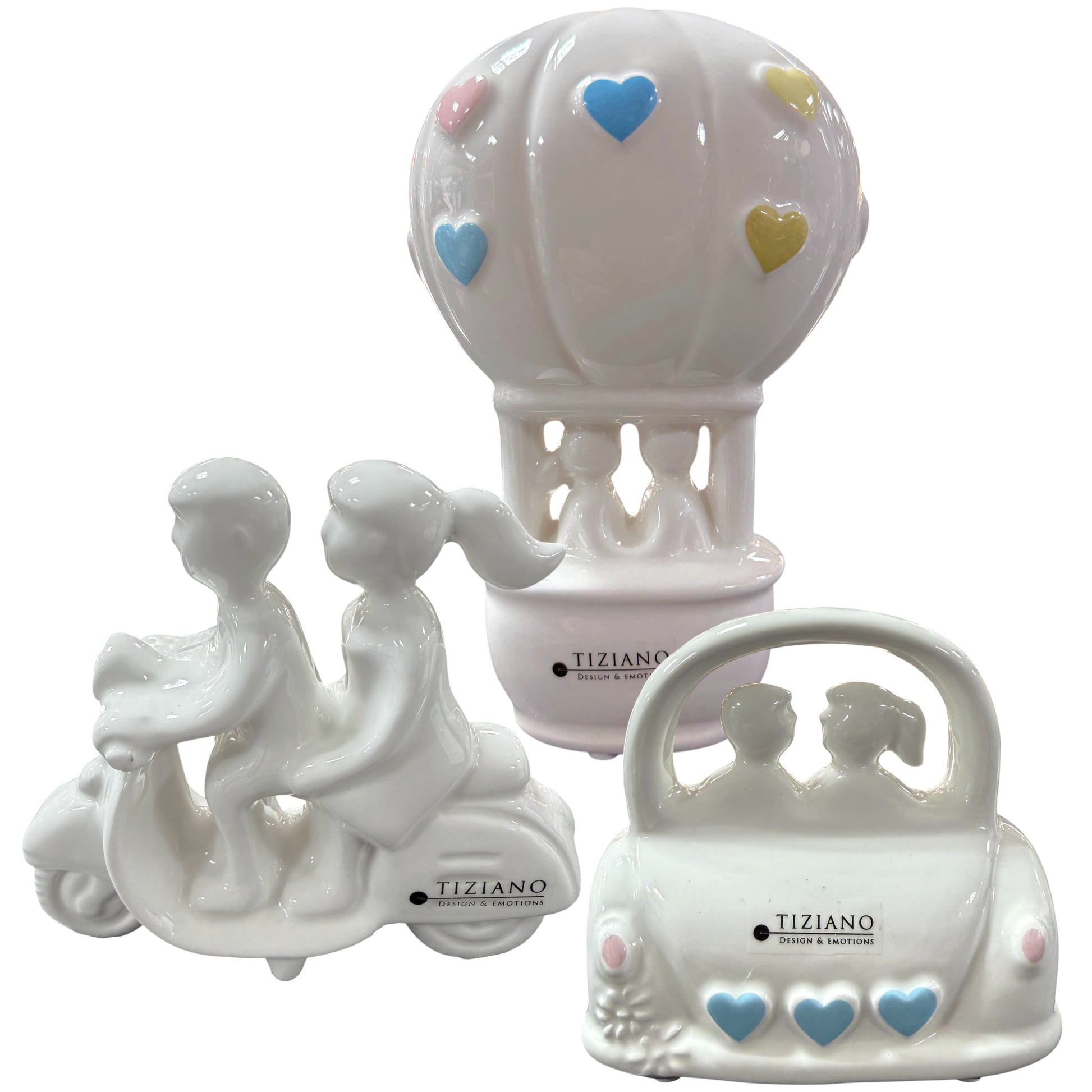 Keramik Dekofiguren Set mit Paar auf Roller, im Auto und im Heißluftballon in Weiß mit bunten Herzdetails.